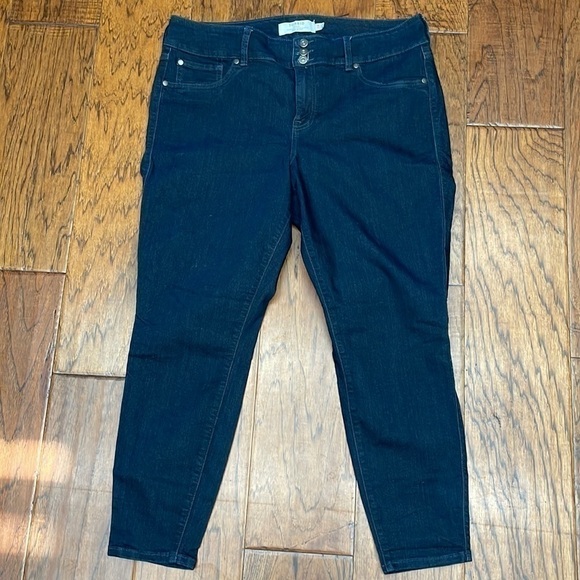 TORRID Jegging Skinny Super Stretch High-Rise Jeans - Picture 4 of 11